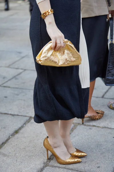 Женщина в золотой металлической сумке и кожаной обуви рептилии перед показом мод Bottega Veneta, стиль улицы Недели Моды в Милане — стоковое фото