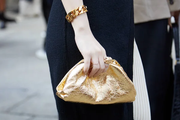 Mujer con bolsa metálica dorada y brazalete antes del desfile de moda Bottega Veneta, Milan Fashion Week street style — Foto de Stock