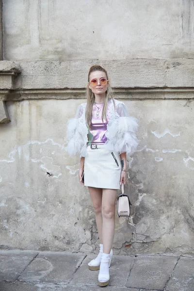Woman with white skirt and pink metallic shirt before Bottega Veneta fashion show, Milan Fashion Week street style — ストック写真