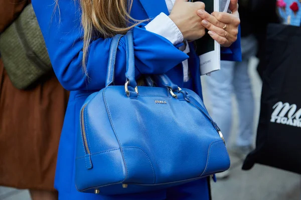 Vrouw met blauw leer Furla tas en jas voor Bottega Veneta modeshow, Milaan Fashion Week street style — Stockfoto