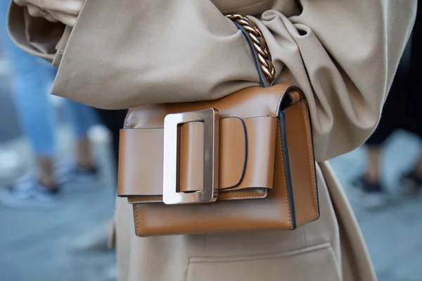 Femme avec sac en cuir marron et manteau beige avant le défilé Bottega Veneta, Milan Fashion Week street style — Photo