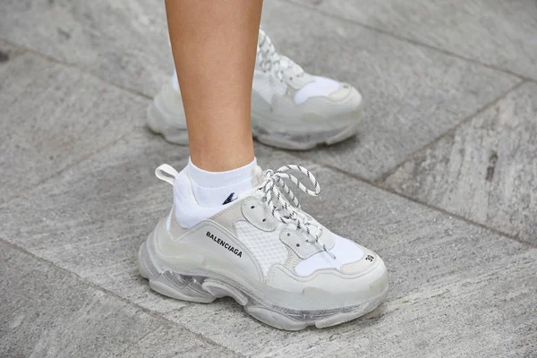 Wanita dengan sepatu Balenciaga abu-abu dan putih sebelum peragaan busana Emporio Armani, Milan Fashion Week gaya jalanan — Stok Foto