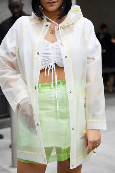 Nő fehér, átlátszó esőkabát és zöld szoknya előtt Emporio Armani divatbemutató, Milánó Fashion Week utcai stílus — Stock Fotó