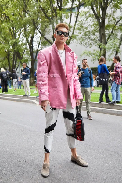 Férfi rózsaszín kabát és fekete bőr Moschino erszény előtt Emporio Armani divatbemutató, Milánó Fashion Week utcai stílus — Stock Fotó