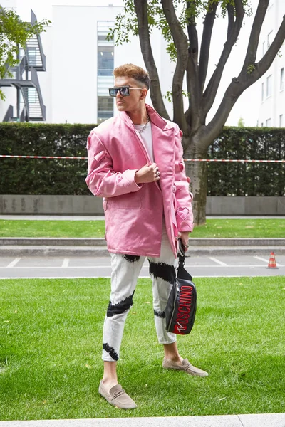 Man with pink jacket and black leather Moschino pouch before Emporio Armani fashion show, Milan Fashion Week street style — ストック写真