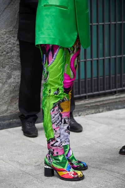 Vrouw met groene jas, kleurrijke broek en schoenen voor Emporio Armani modeshow, Milaan Fashion Week street style — Stockfoto