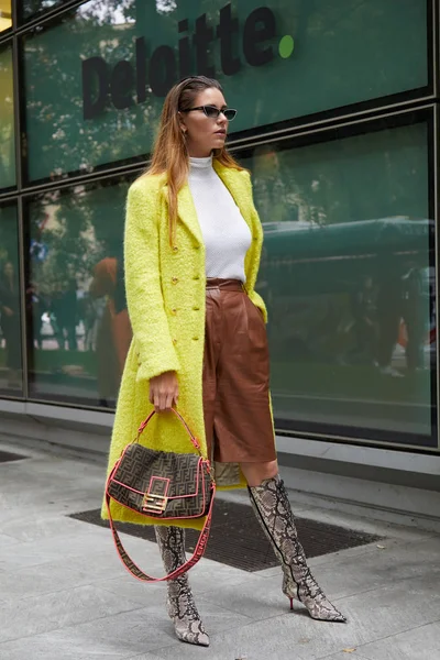 Donna con cappotto giallo e borsa Fendi marrone e rosa prima della sfilata di Emporio Armani, Milano Fashion Week street style — Foto Stock