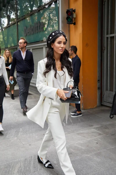 Женщина в белом пиджаке и брюках перед показом Emporio Armani, стиль улицы Milan Fashion Week — стоковое фото