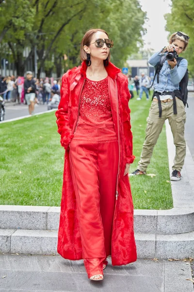 Kobieta w czerwonym płaszczu i spodniach przed pokazem mody Emporio Armani, Milan Fashion Week styl ulicy — Zdjęcie stockowe