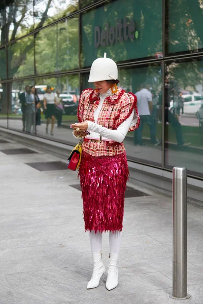Frau mit rosa Metallic-Rock und weißem Hut vor der Modenschau emporio armani, Mailänder Modewoche Streetstyle — Stockfoto