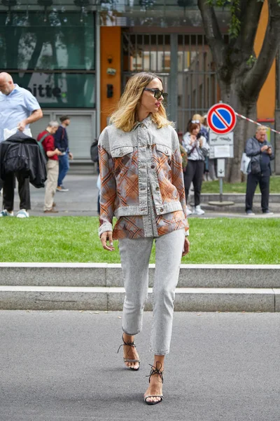 Кандела Пеллегрини перед дефиле Эмморио Армани, уличный стиль Недели моды в Милане — стоковое фото