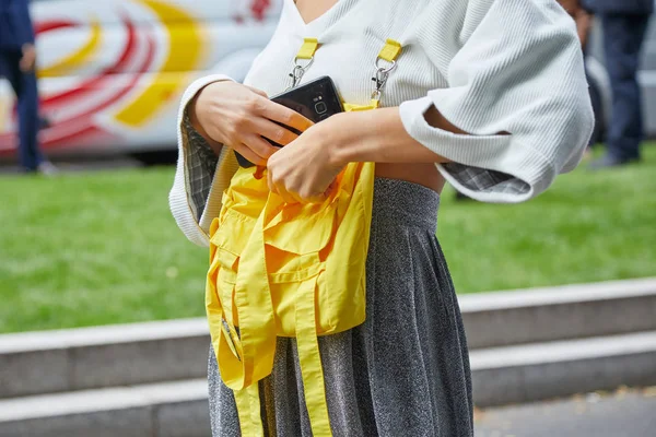 Mujer con camisa de mochila amarilla antes del desfile de moda Emporio Armani, Milan Fashion Week street style — Foto de Stock