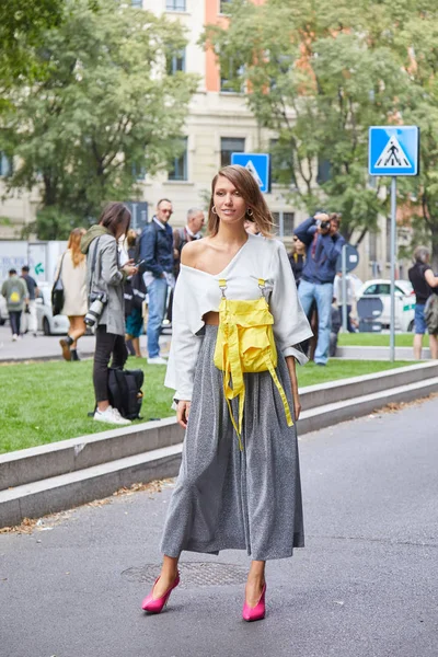 Landiana Cerciu antes Emporio Armani desfile de moda, Milan Fashion Week street style — Fotografia de Stock