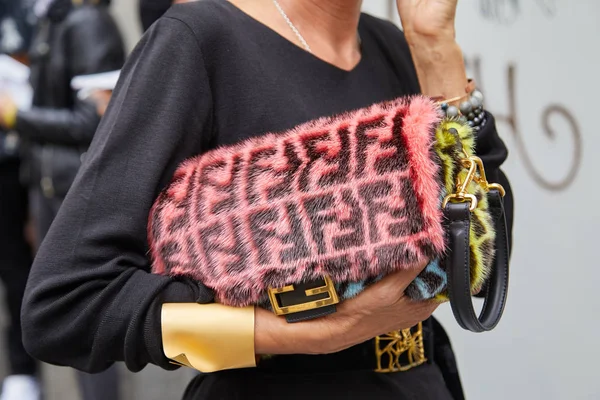 Frau mit Fendi-Pelztasche und schwarzem Kleid vor der Fendi-Modenschau, Mailänder Modewoche Streetstyle — Stockfoto