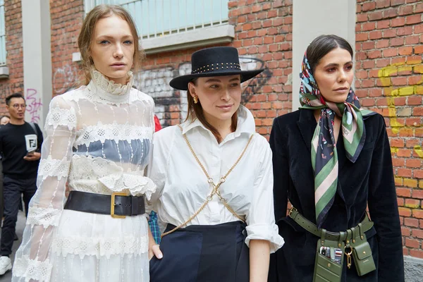 Женщины до показа мод Fendi, стиль Миланской недели моды — стоковое фото