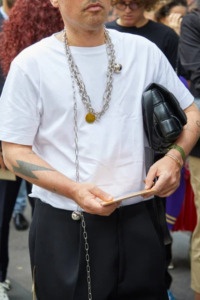 Homem com camisa branca, calças pretas e colar de corrente de prata antes do desfile de moda Fendi, estilo de rua Milan Fashion Week — Fotografia de Stock