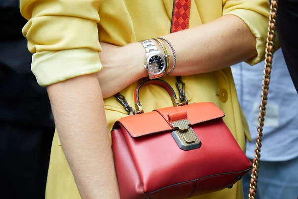 Mujer con chaqueta amarilla, chaqueta de cuero rojo y reloj Rolex antes del desfile de moda Fendi, Milan Fashion Week street style — Foto de Stock