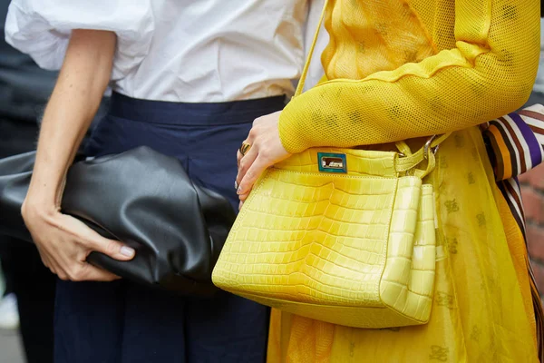 Donna con borsa in pelle di rettile giallo Fendi prima della sfilata di moda Fendi, Milano Fashion Week street style — Foto Stock