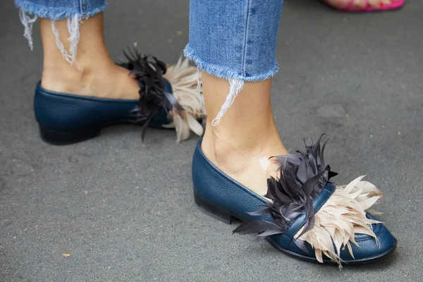 Mujer con zapatos de cuero azul con plumas antes del desfile de moda Fendi, Milan Fashion Week street style —  Fotos de Stock