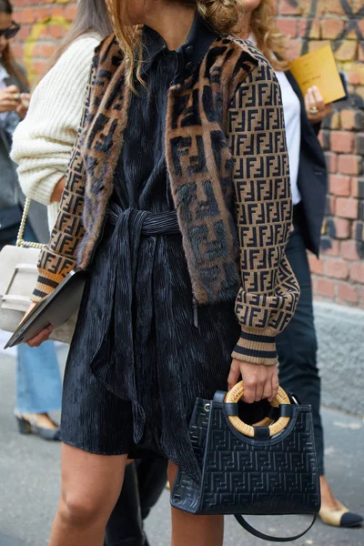 Женщина в меховой куртке Fendi и черной кожаной сумке перед показом мод Fendi, стиль Миланской недели моды — стоковое фото