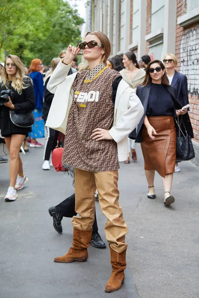 Kobieta w brązowej koszuli Fendi i beżowe gadzie skórzane spodnie przed pokazem mody Fendi, Milan Fashion Week styl ulicy — Zdjęcie stockowe