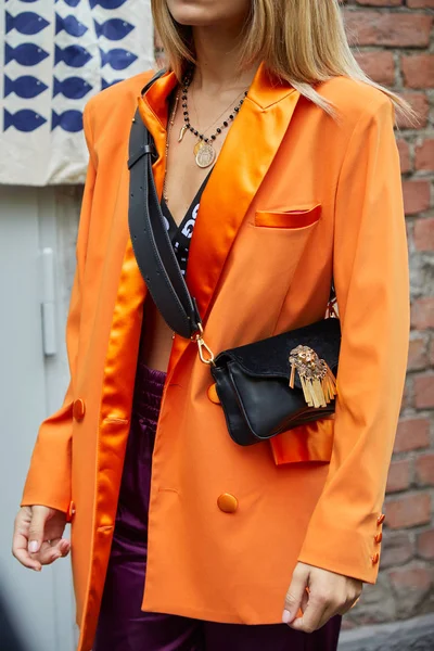 Fendi defilesinden önce turuncu ceketli ve siyah çantalı kadın, Milan Moda Haftası tarzı. — Stok fotoğraf