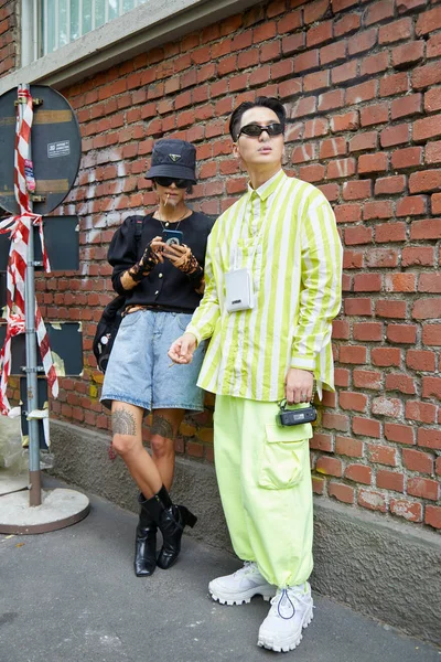 Γυναίκα και άντρας με κίτρινο παντελόνι και ριγέ πουκάμισο πριν την επίδειξη μόδας Fendi, Milan Fashion Week street style — Φωτογραφία Αρχείου