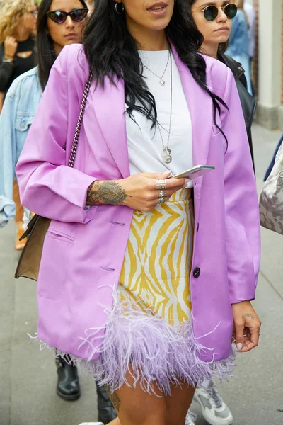 패디 패디 패션쇼, 밀라노 패션 위크에 깃털이 달린 보라색 자켓 과 노란색 과 흰색 치마를 입은 여성 — 스톡 사진