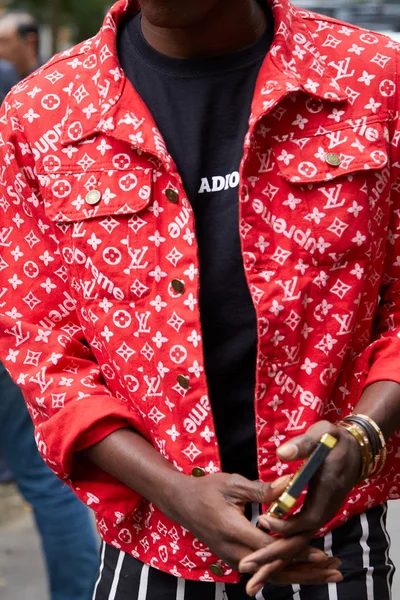 Hombre con denim rojo Louis Vuitton Chaqueta suprema antes del desfile de moda Fendi, Milan Fashion Week street style —  Fotos de Stock