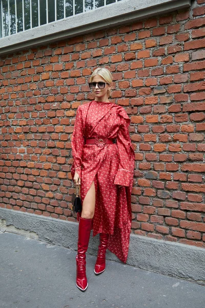 Каро Даур перед показом мод Fendi в стиле Недели моды в Милане — стоковое фото