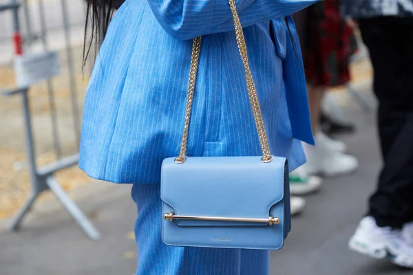 Γυναίκα με μπλε τσάντα Strathberry και ριγέ φόρεμα πριν από την επίδειξη μόδας Fendi, Milan Fashion Week street style — Φωτογραφία Αρχείου