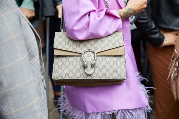 Žena s taškou Gucci a fialovou bundou s peřím před módní přehlídkou Fendi, milánský módní týden — Stock fotografie