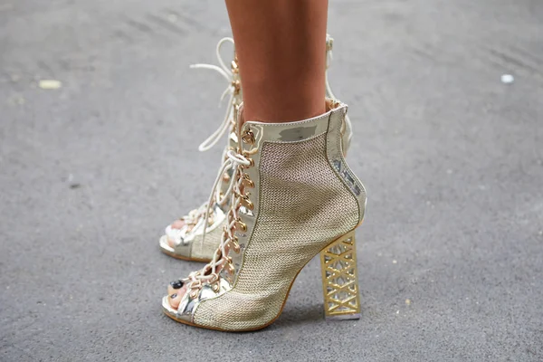 Vrouw met hoge hak gouden schoenen voor Fendi modeshow, Milaan Fashion Week straatstijl — Stockfoto