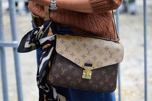 Женщина с сумкой Louis Vuitton и шарфом Chanel перед показом мод Fendi, стиль улицы Milan Fashion Week — стоковое фото