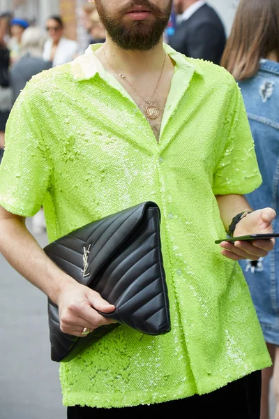 Man med gul paljett skjorta och svart läder Yves Saint Laurent väska innan Fendi modevisning, Milan Fashion Week street style — Stockfoto