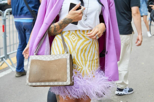 Mulher com saco Gucci e saia com penas roxas antes do desfile de moda Fendi, estilo de rua Milan Fashion Week — Fotografia de Stock