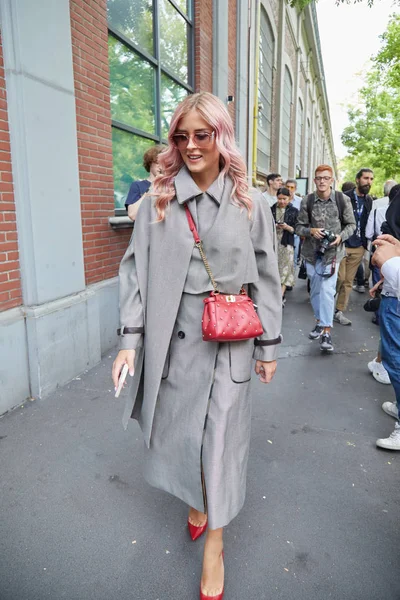 Valentina Ferragni před módní přehlídkou Fendi, Milán módní týden styl ulice — Stock fotografie