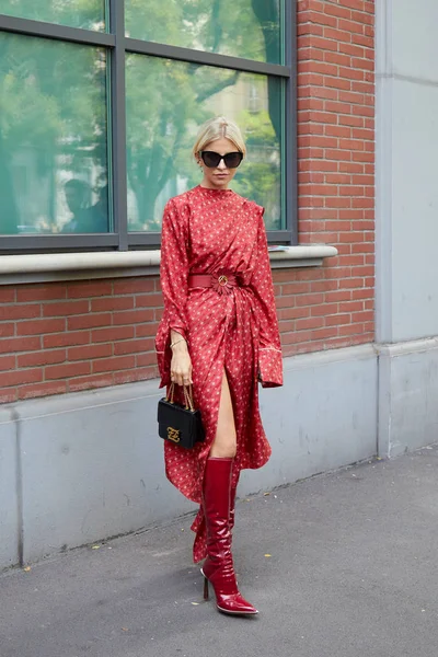 Caroline Daur con vestido rojo Fendi con antes del desfile de moda Fendi, Milan Fashion Week street style — Foto de Stock