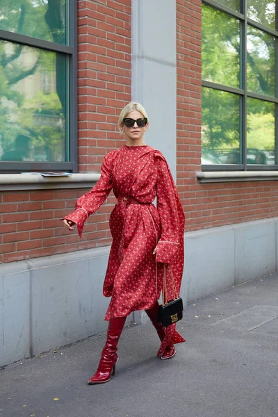 Caro Daur con vestido rojo Fendi con antes del desfile de moda Fendi, Milan Fashion Week street style —  Fotos de Stock