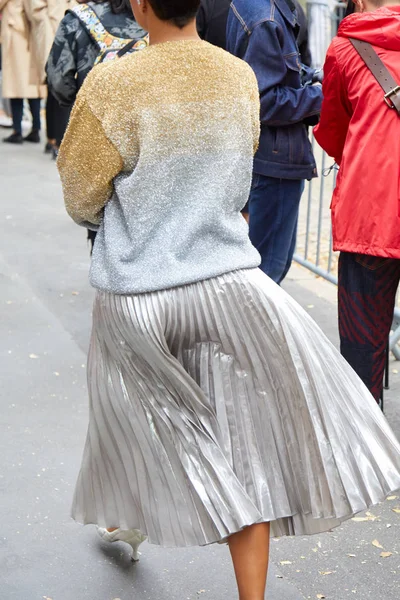 米兰时装周街道风格，芬迪时装秀前身穿银色褶皱裙和金色毛衣的女人 — 图库照片