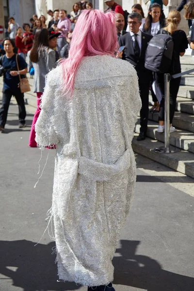 Woman with white and silver coat and pink hair before Genny fashion show, Milan Fashion Week street style — Stock Photo, Image