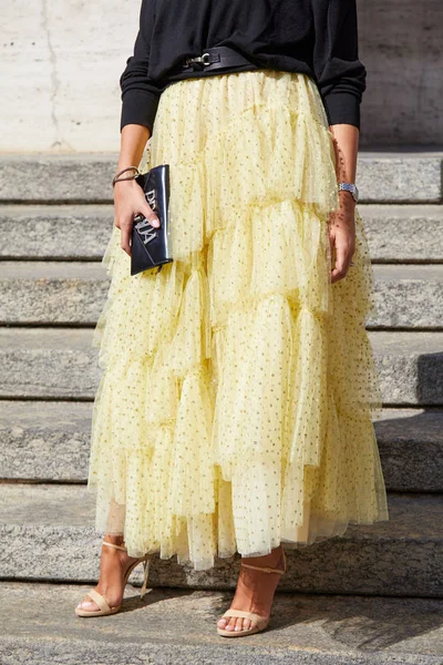 Женщина в желтой юбке и туфлях на высоком каблуке перед показом мод Genny, стиль Миланской недели моды — стоковое фото