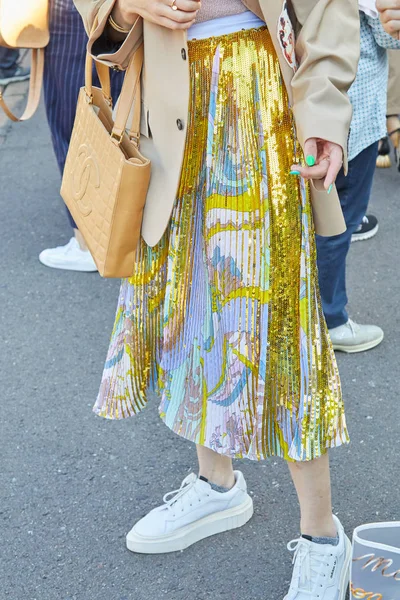 Frau mit goldenem Paillettenfaltenrock mit Design vor luisa beccaria modenschau, Mailänder modewoche street style — Stockfoto