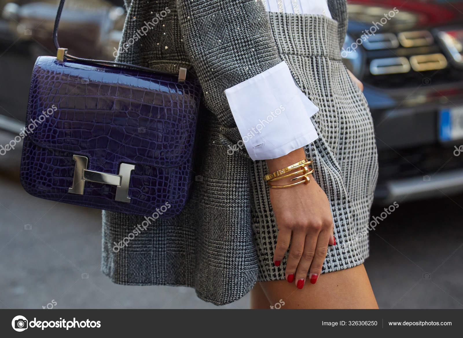 Vrouw met Hermes krokodil blauw lederen tas en gouden Cartier armbanden voor Ermanno Scervino modeshow Milan Fashion Week street style Redactionele stockfoto AndreaA. 326306250
