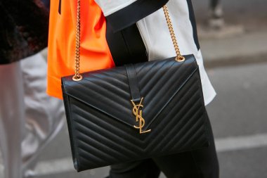 Siyah deri Yves Saint Laurent çantalı kadın altın zincirli ve logolu Giorgio Armani moda defilesinden önce, Milan Moda Haftası tarzı 