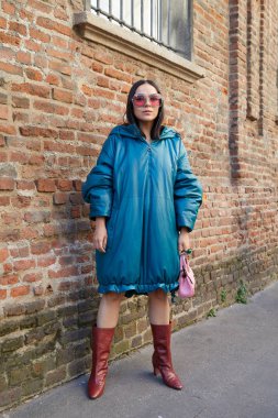 Salvatore Ferragamo moda defilesinden önce mavi deri ceketli ve pembe çantalı kadın, Milan Moda Haftası tarzı. 