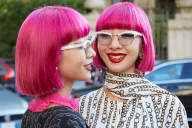 Amiaya, Ami ve Aya Suzuki Salvatore Ferragamo defilesinden önce, Milan Moda Haftası 