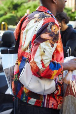 Salvatore Ferragamo defilesinden önce kırmızı, beyaz, sarı renkli renkli renkli bir adam, Milan Moda Haftası tarzı. 