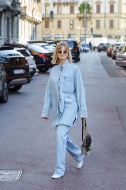 Xenia Adonts Salvatore Ferragamo defilesinden önce, Milan Moda Haftası tarzı 