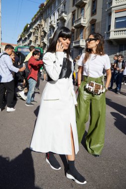 Laura Comolli Salvatore Ferragamo defilesinden önce, Milan Moda Haftası sokak stili 